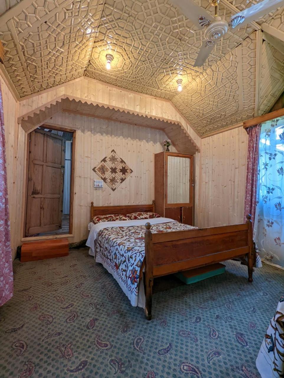 Отель Golden Hopes Group Of Houseboats Сринагар Экстерьер фото