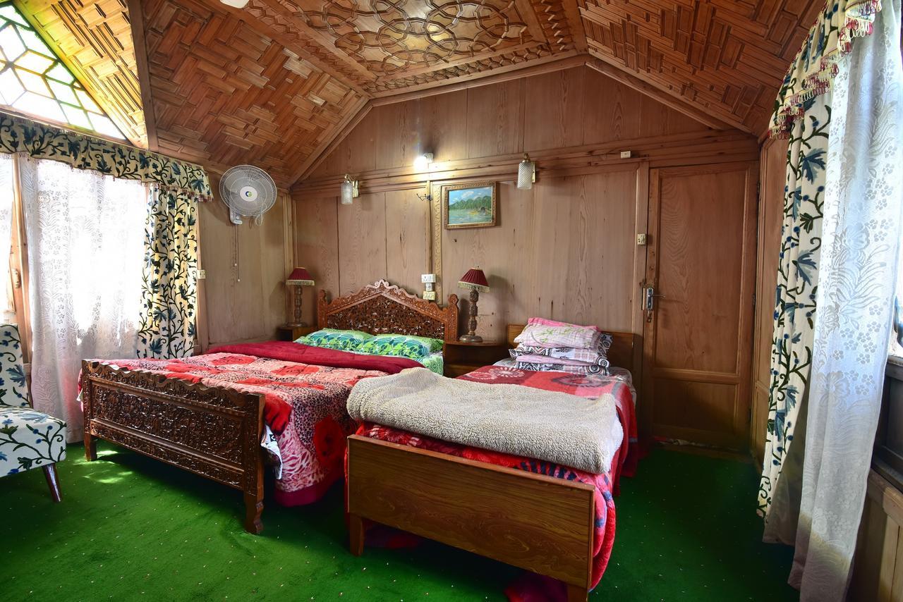 Отель Golden Hopes Group Of Houseboats Сринагар Экстерьер фото