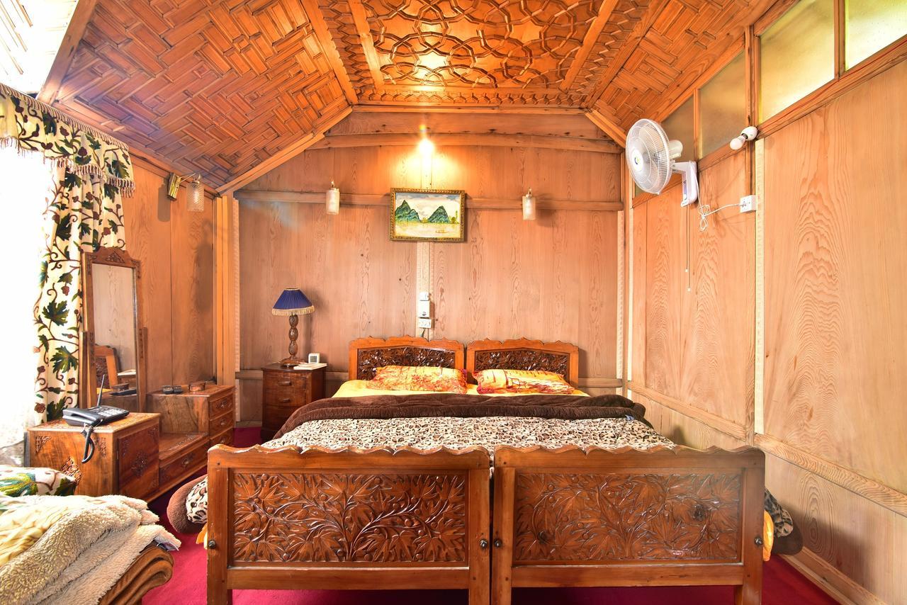 Отель Golden Hopes Group Of Houseboats Сринагар Экстерьер фото